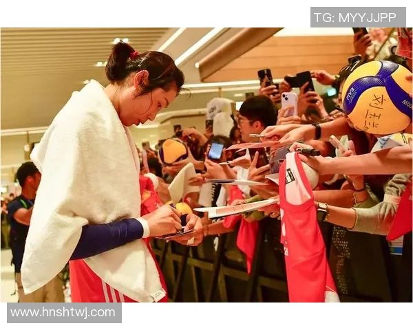 球迷欢呼声中球星现身观众席引发全场热烈反应与关注